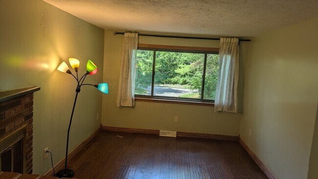 Building Photo - ***Please Respond Directly to the Online L...