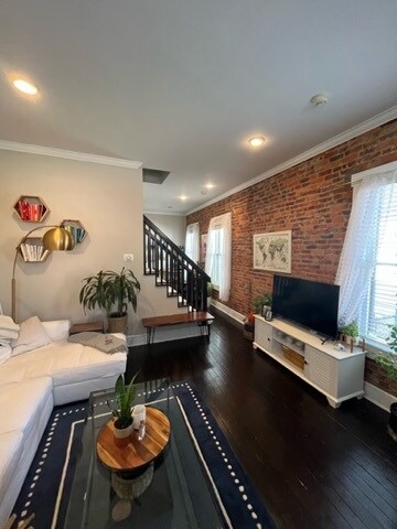 Ladrillo visto y suelos de madera noble originales. - 713 S 5th St