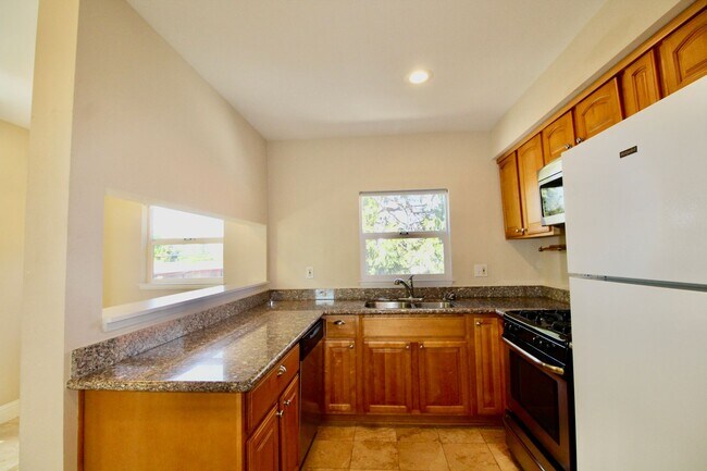Foto del edificio - Two story unit w/ spiral staircase blocks ...