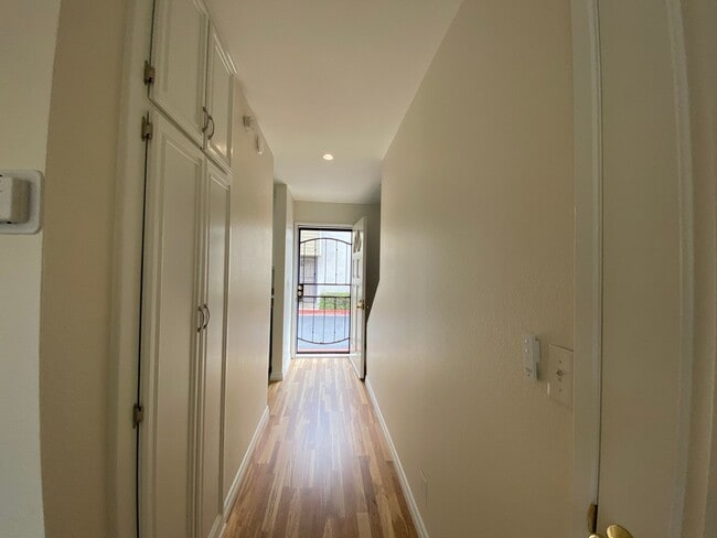 Building Photo - Bright and Spacious 2 Bed/1.5 Bath South O...