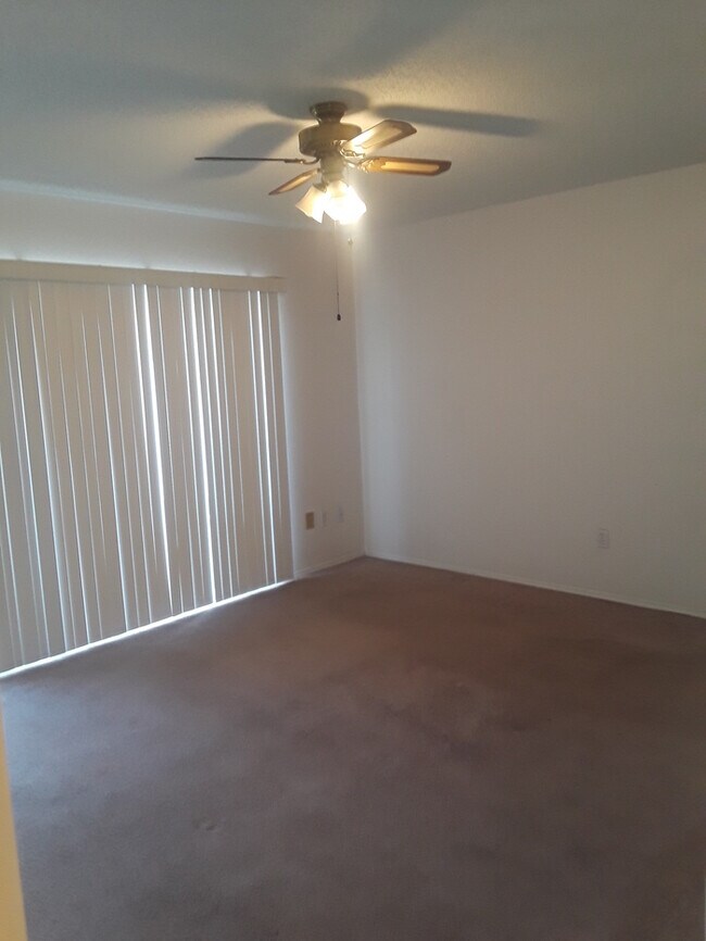 Building Photo - Great Property located in Golden Palm