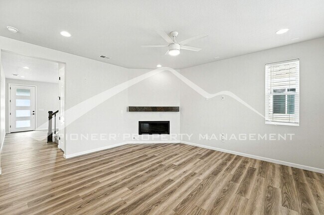 Foto del edificio - Spacious Home with 2-Car Garage and Centra...