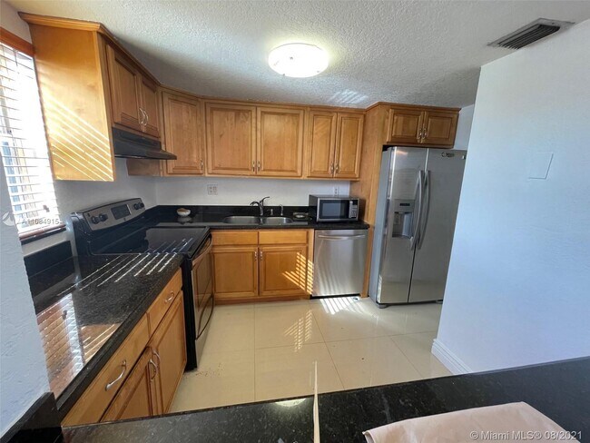 Building Photo - 9170 Fontainebleau Blvd