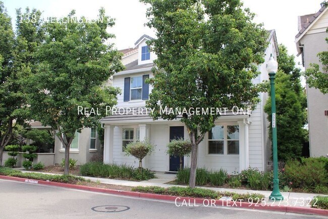Building Photo - Gorgeous 3 Bed, 2.5 Bath plus Loft in Perf...