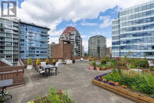 Building Photo - 950 Drake St