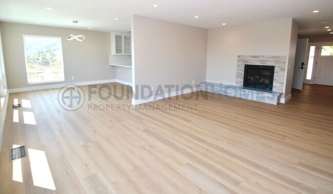 Building Photo - 124 Esmeyer Dr