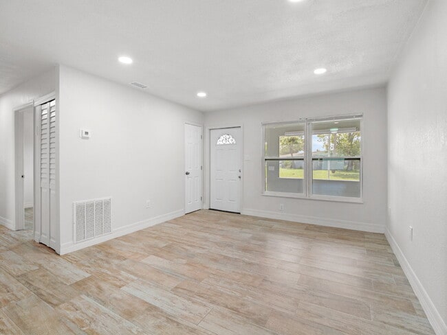 Building Photo - 5-bedroom, 3-full-bathroom