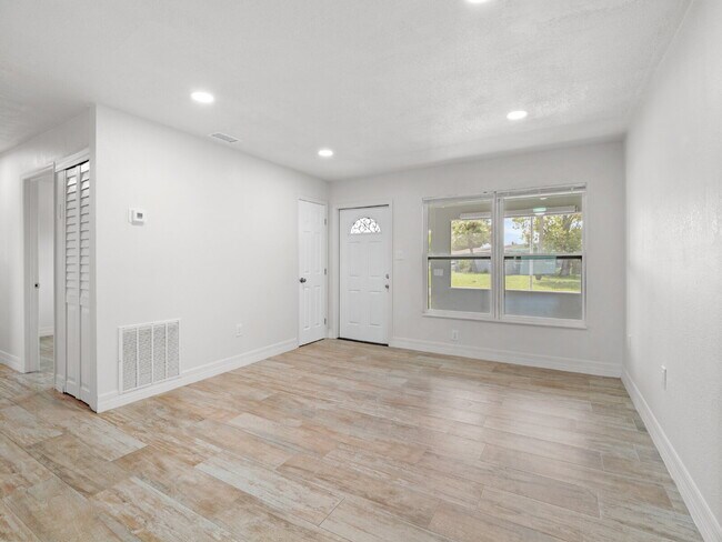 Foto del edificio - 5-bedroom, 3-full-bathroom