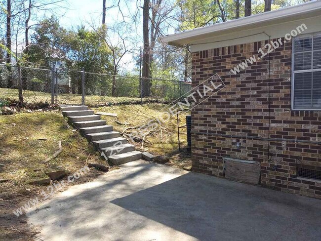 Building Photo - Cozy 3-Bedroom Home Near Shopping Centers ...