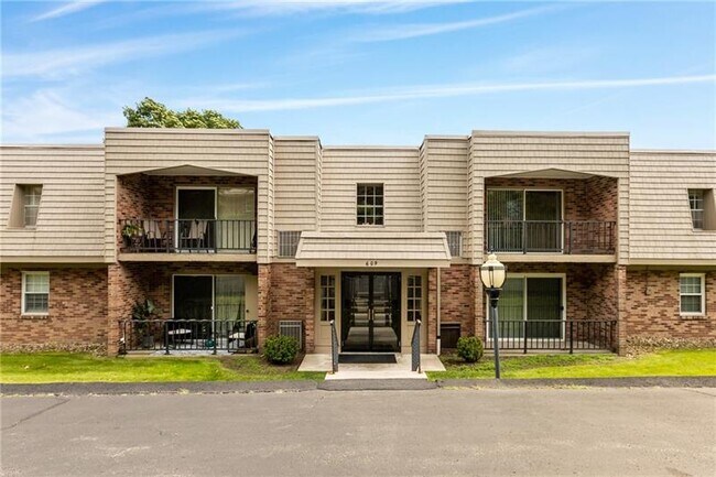 Building Photo - 609 Calais Dr