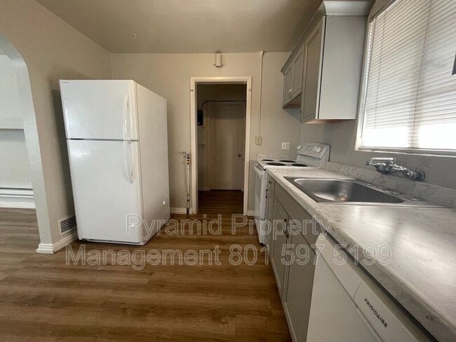 Building Photo - 39-43 W 880 N