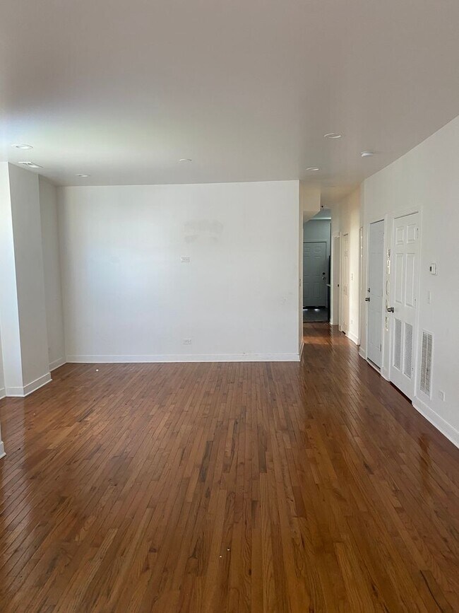 Foto del edificio - Spacious south side 3-bedroom beauty