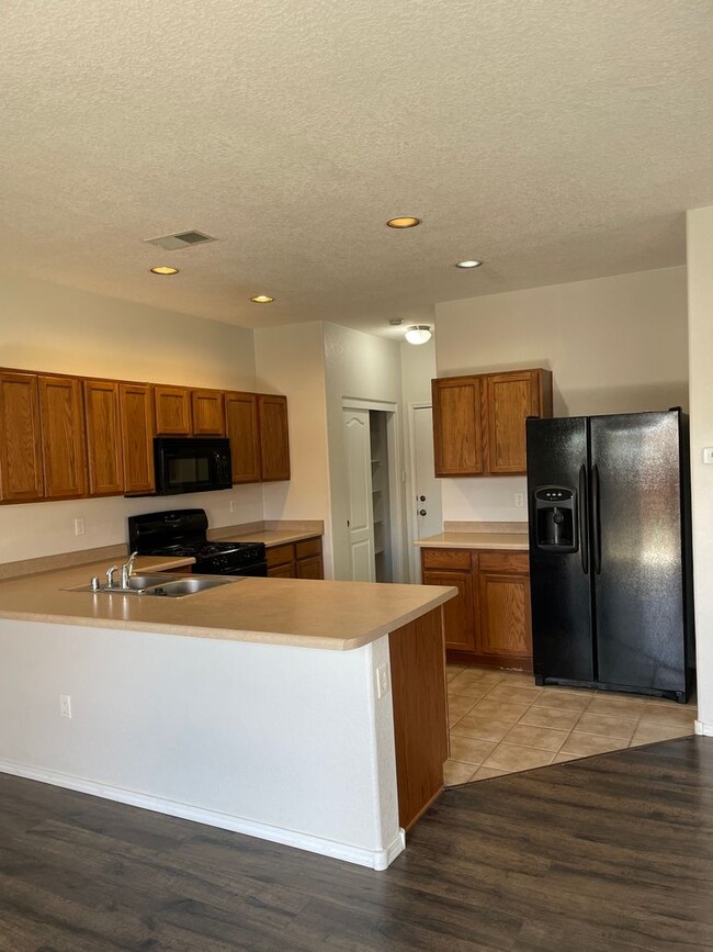 Foto del edificio - 2 bed 2.5 bath townhome located in a Gated...