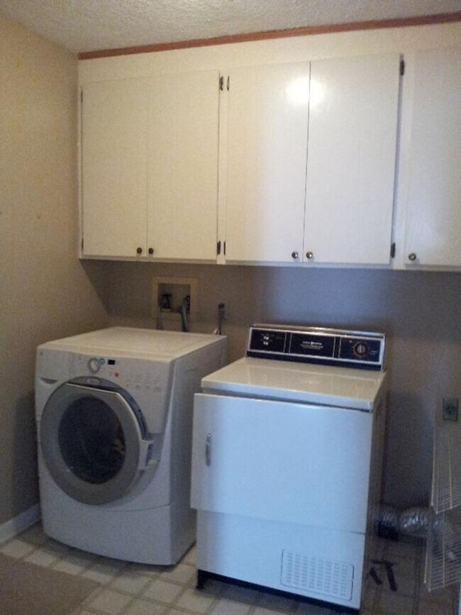 Building Photo - Woods Edge End Town Home with 2 Car Garage - Rent TBD