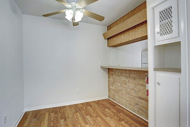 Building Photo - 3703 Roseland St