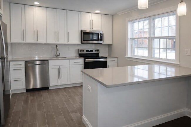 Building Photo - Town House Apartments