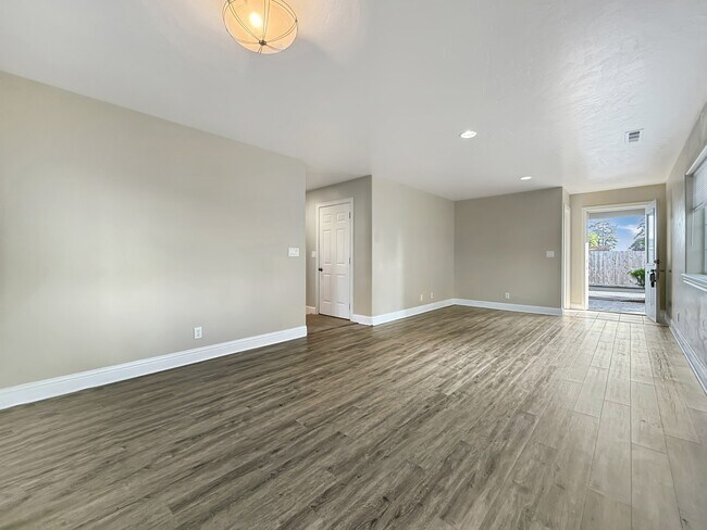 Foto del edificio - 714 Pioneer Rd