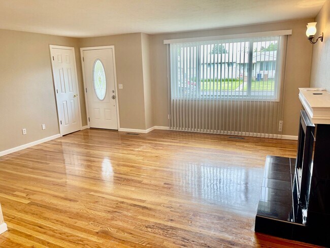 Building Photo - New on the Market!