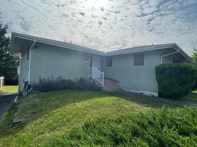 Building Photo - Spacious Admirals Cove Home with Recent Up...