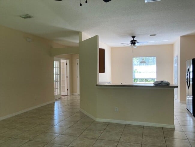 Building Photo - Spacious 4/2/2 Home with Screened-In Porch...