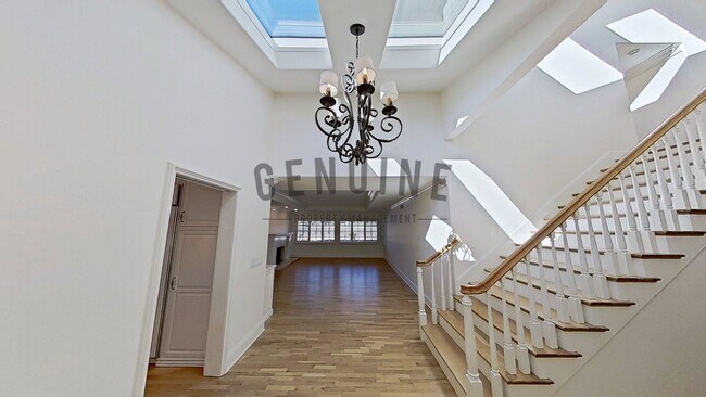 Building Photo - Beautiful Two-Level 5Bd 3.5Ba Home in Newport Beach