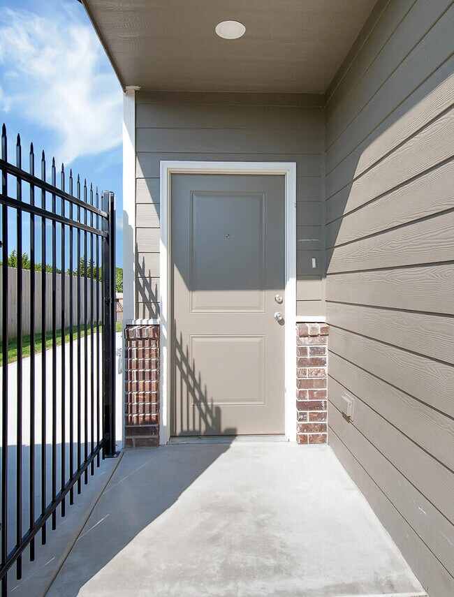 Building Photo - 1341 Azena St