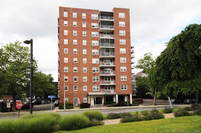 Building Photo - 444 Bedford St