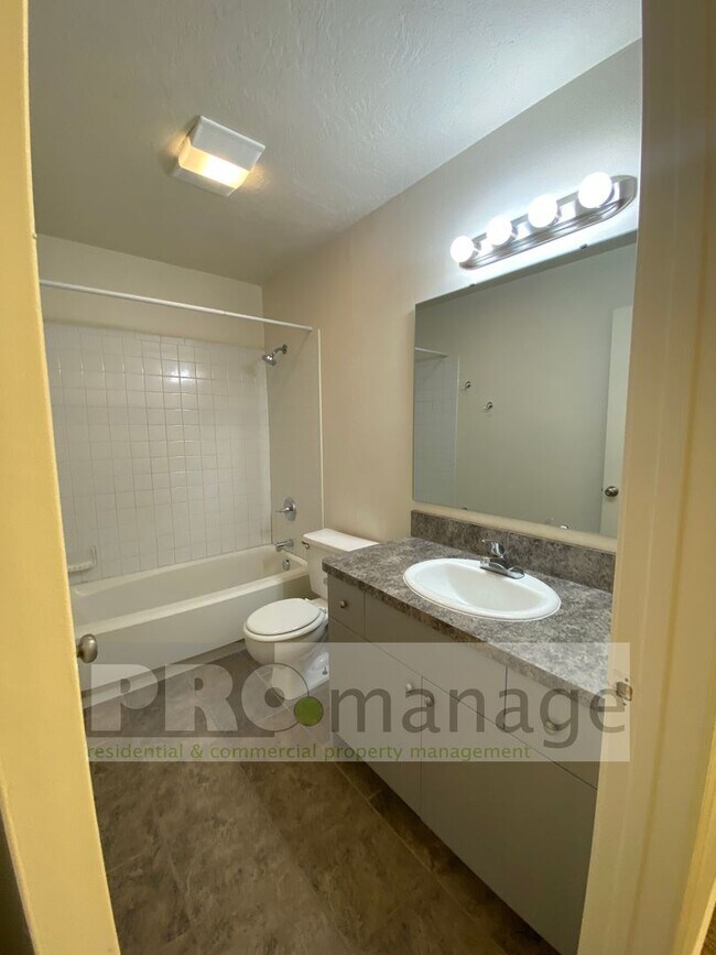 Foto del edificio - 3 Bed, 1 Bath Apartment w/ 1-Car Garage - Idaho Falls