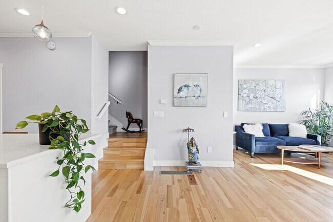 Foto del edificio - Beautiful 6 Bed/4.25 Bath Townhome with Mo...