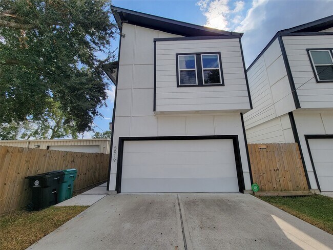 Foto del edificio - 5019 Creekmont Dr