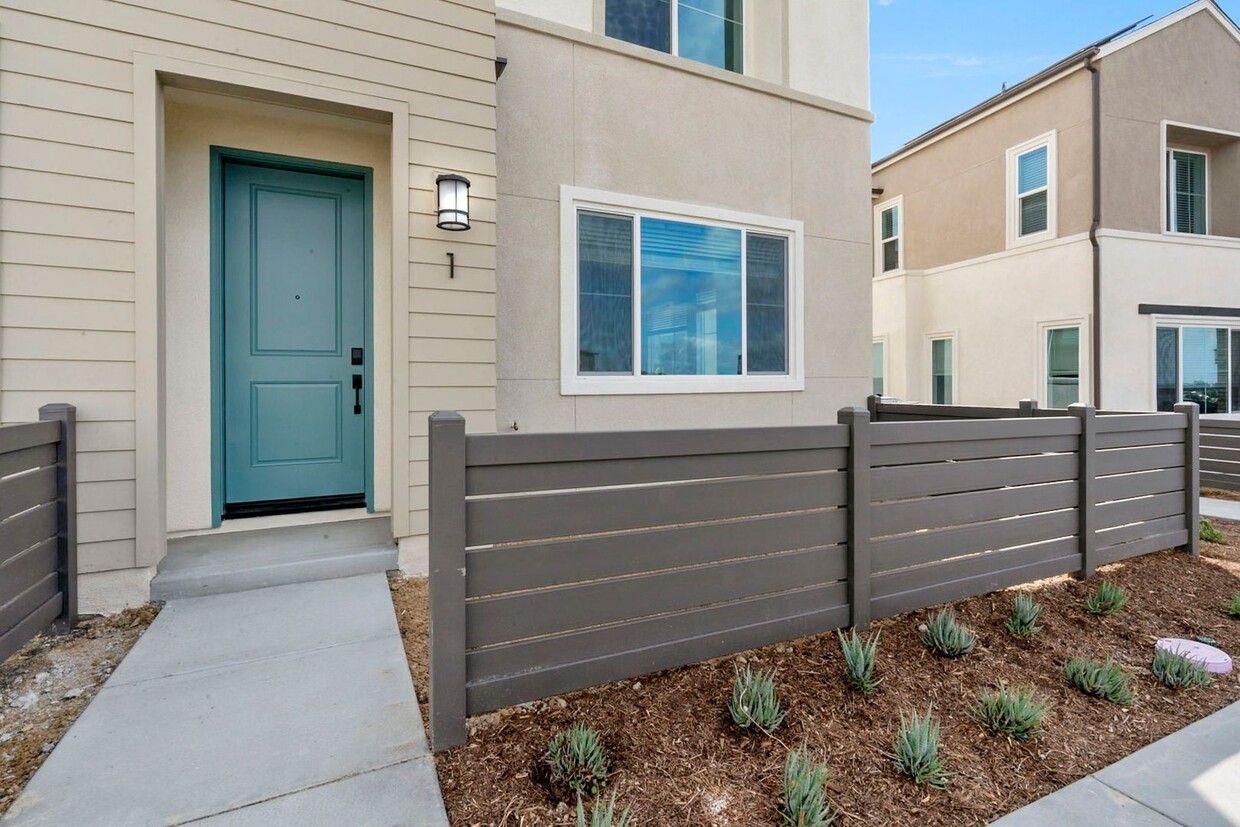 Foto principal - Gorgeous New Townhome in Chula Vista!