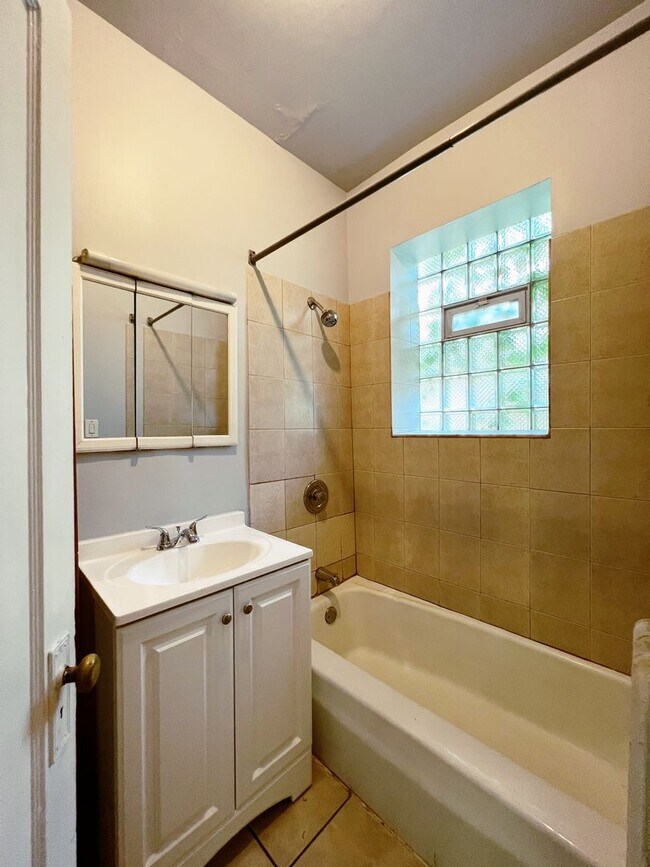 Building Photo - Lincoln Square – Corner 2-Bedroom/1-Bath -...