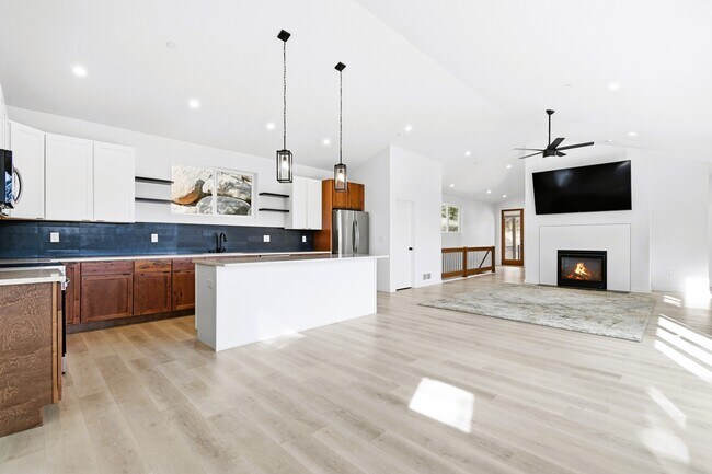 Building Photo - 191 Diamond Dr