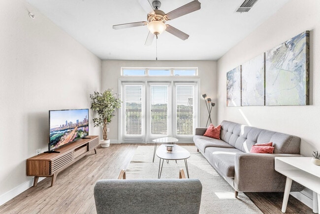 Foto del edificio - 501 E Oltorf St