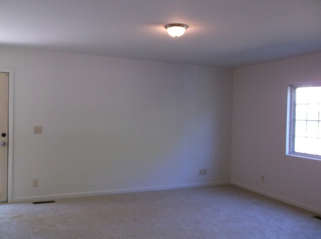 Foto del edificio - One Level House for Rent-Clemmonsville Rd....