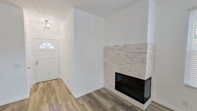 Foto del edificio - Beautiful End Unit Condo in Desirable Irvine