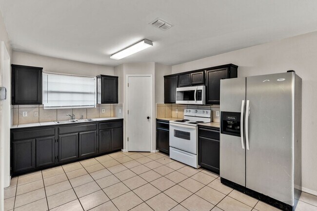 Foto del edificio - 4416 Thunderbird Ave W