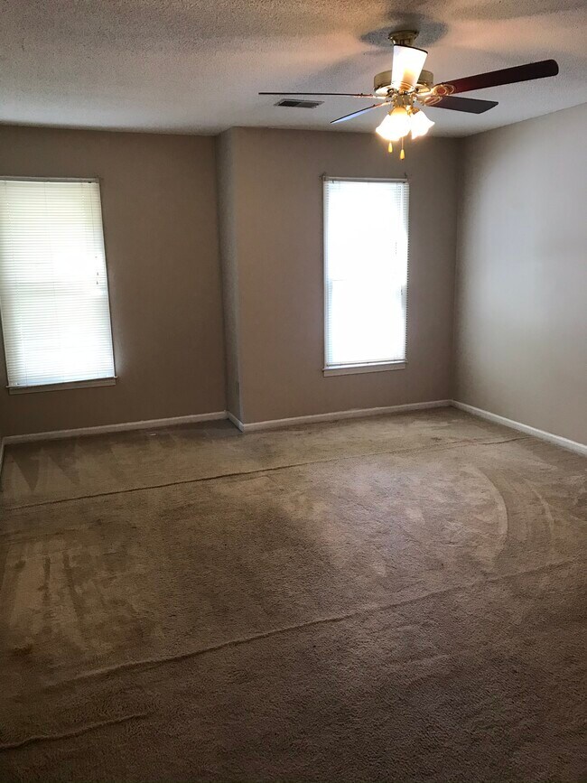 Large master bedroom - 531 Willson St
