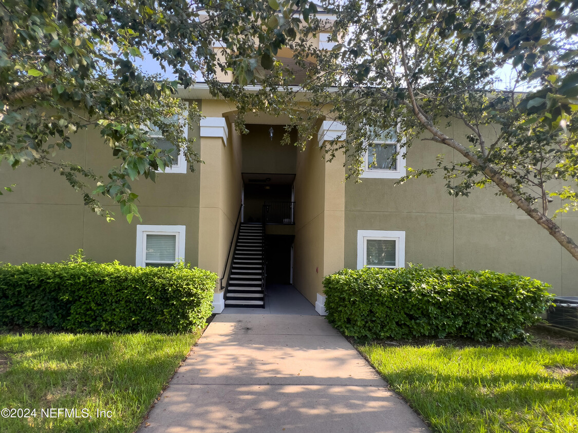 Foto principal - 6925 Ortega Woods Dr