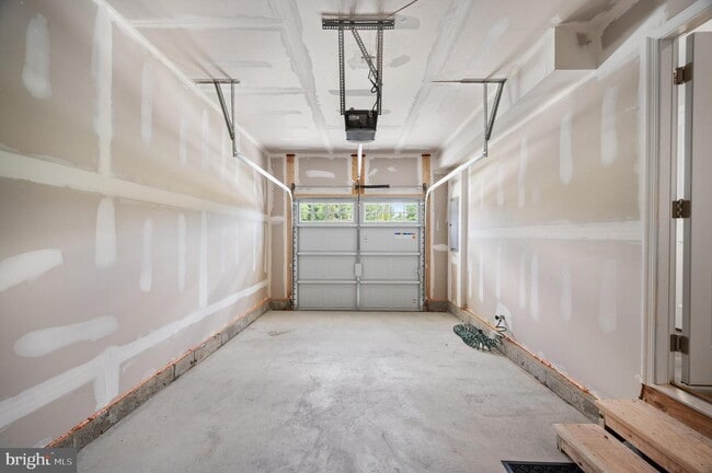 Building Photo - 5 Southwind Dr