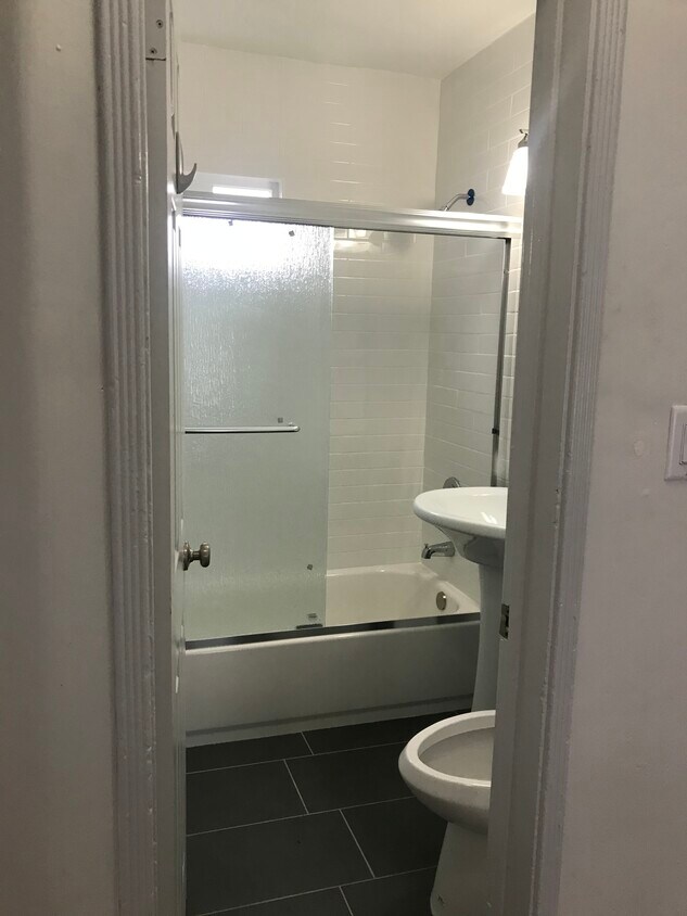 Baño nuevo - 905 Sartori Ave