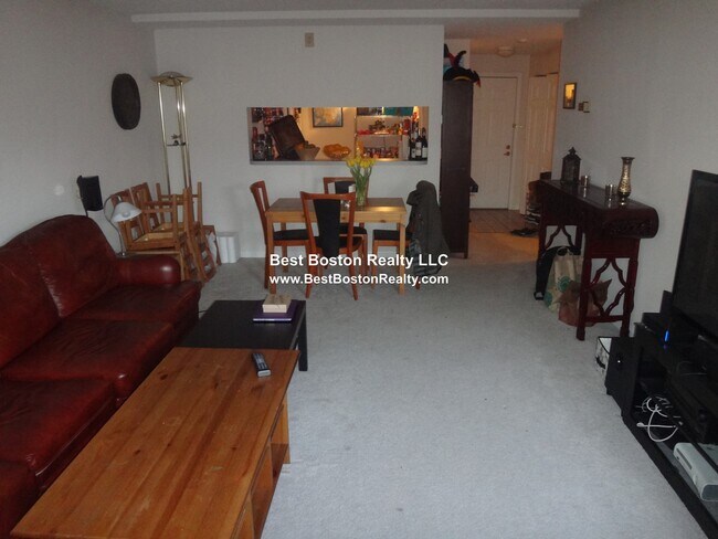 Building Photo - 175 Beacon St