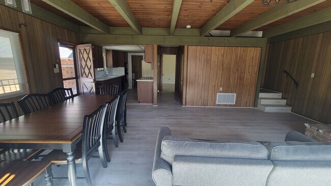 Building Photo - 4 Bedroom Mountain Home Close to Town!