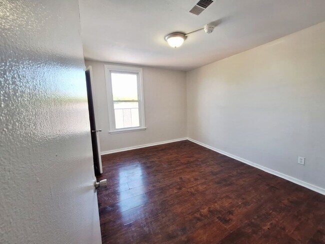 Foto del edificio - 241 W Ivy St