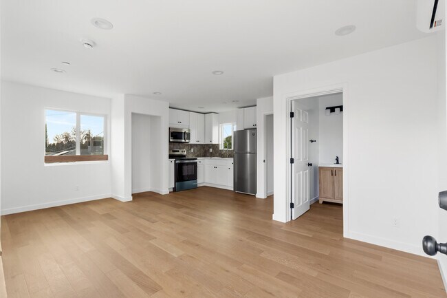 Foto del edificio - 15840 Chatsworth St