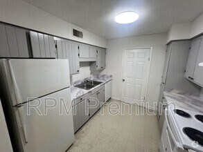 Building Photo - 2150 N Sherwood Forest Dr
