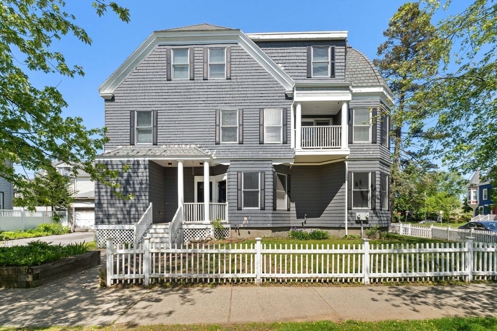 Primary Photo - 179 Ocean St