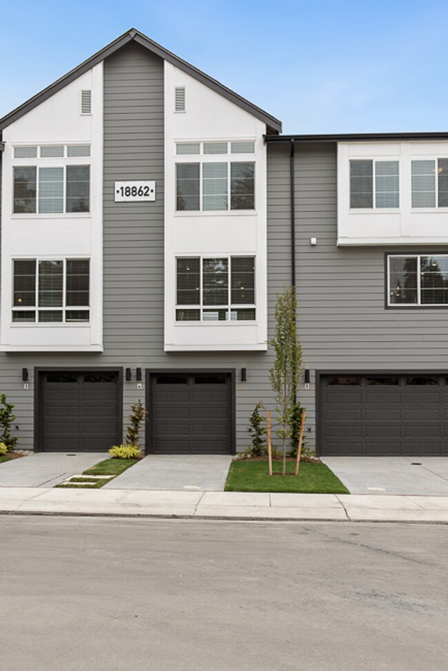 Building Photo - 3 bedroom | 3.5 Bathrooms | 1484sf