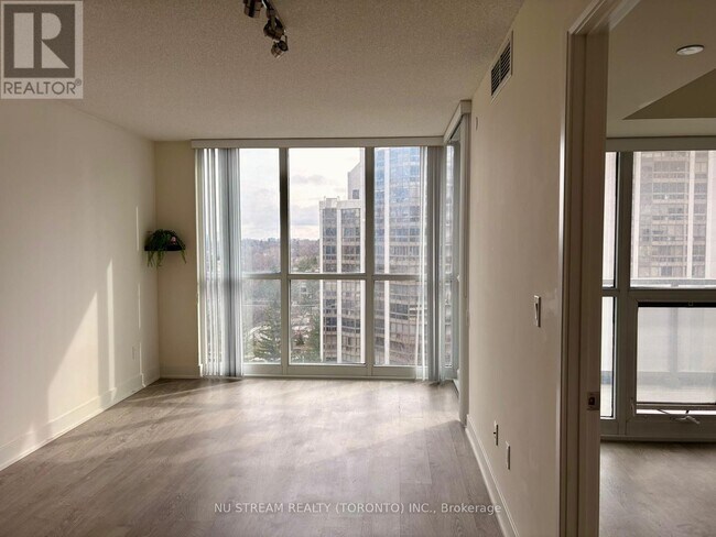 Photo du bâtiment - 88 Sheppard Ave E