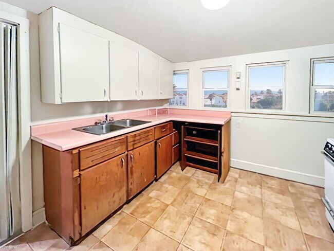 Foto del edificio - 1 br, 1 bath Triplex - 1400 Main Street 3